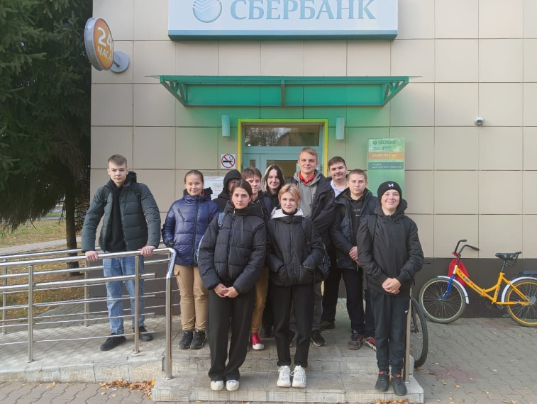Урок финансовой грамотности для обучающихся нашей школы в Сбербанке.